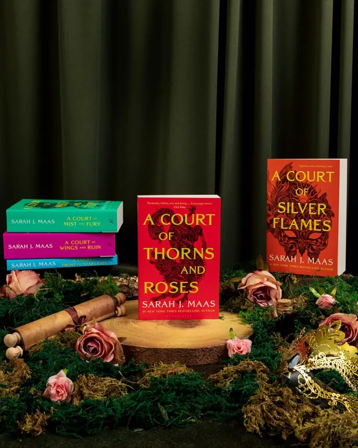 A Court of Thorns and Roses Paperback Box Set (5 books): The first five books of the hottest fantasy series and TikTok sensation